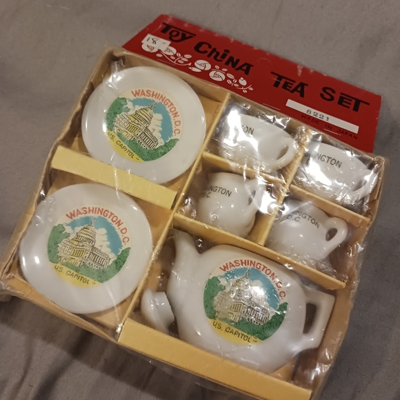 VINTAGE Toy China Tea Set (Washington D.C) - Picture 2 of 7